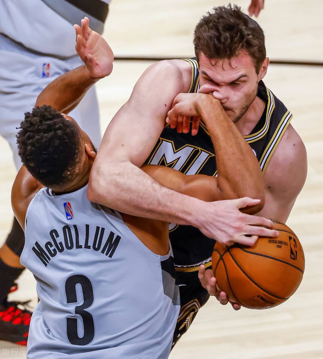 深圳队逆转新疆队，麦科勒姆点燃赛场