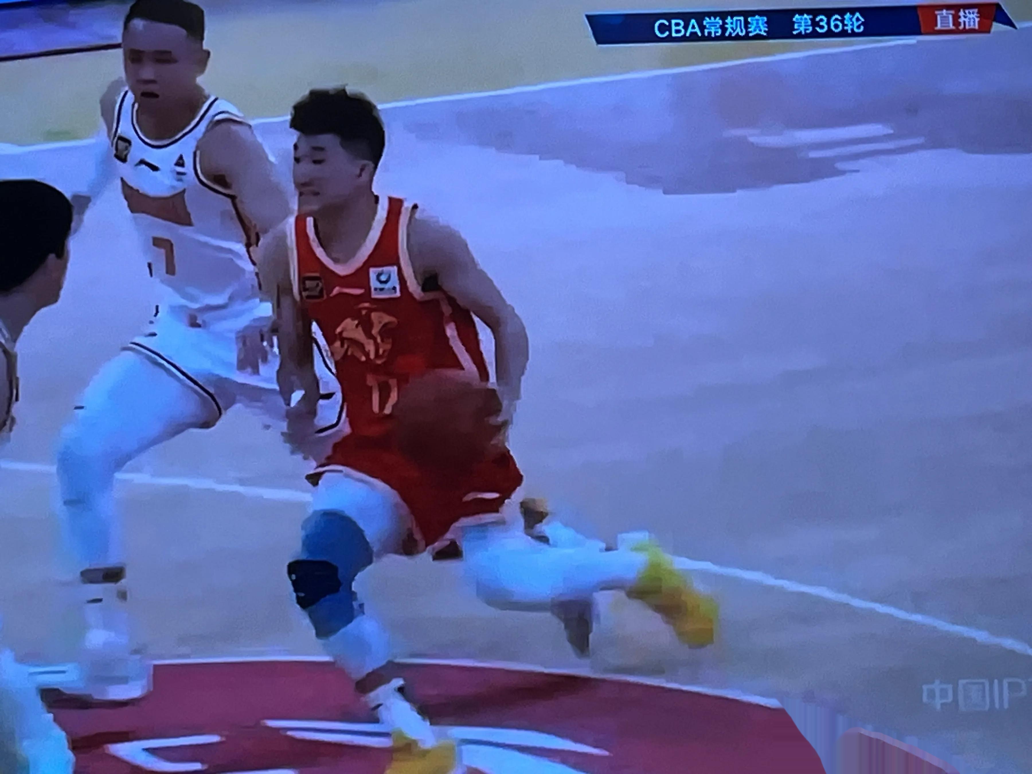 鹈鹕客场惨败马刺,遭遇两连败 鹈鹕客场惨败马刺,遭遇两连败